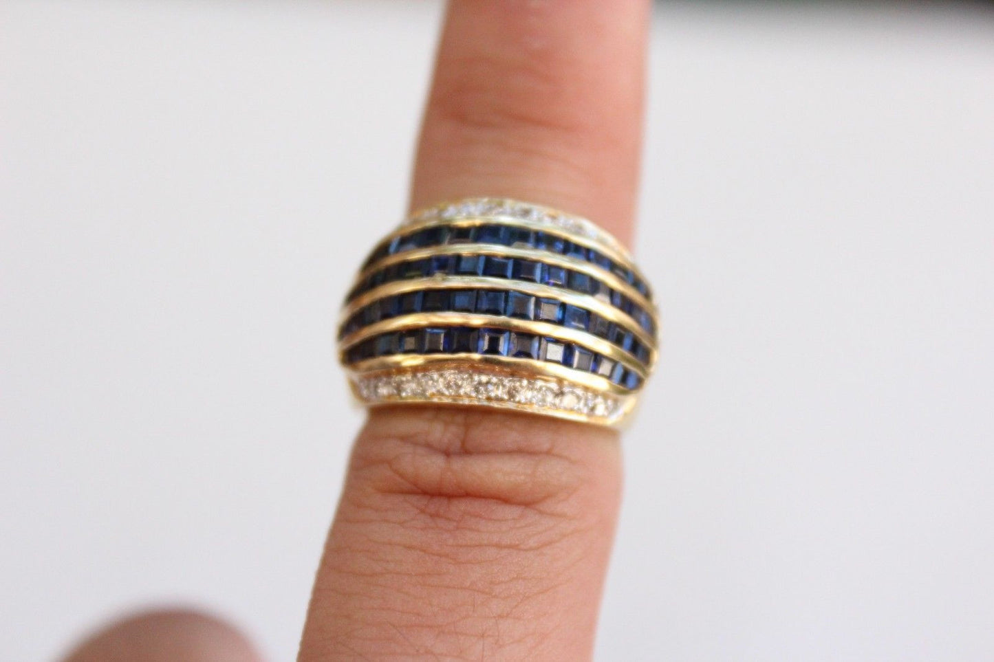 Elegant 18K Gold Sapphire and Diamond Studded Ring Sz 7
